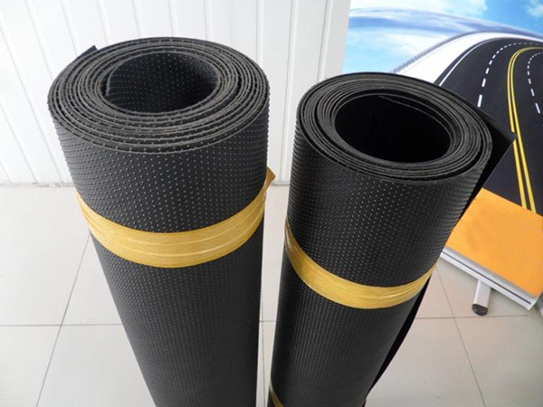 土工膜在大風(fēng)環(huán)境中怎么鋪設(shè)的平整呢